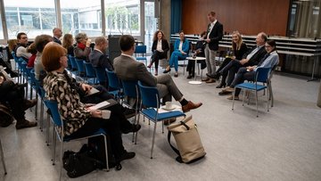 Diskussion ber die Idee einer gemeinsamen Bibliothek fr die Stuttgarter Hochschulen. Moderator Dr. Johan Lange 